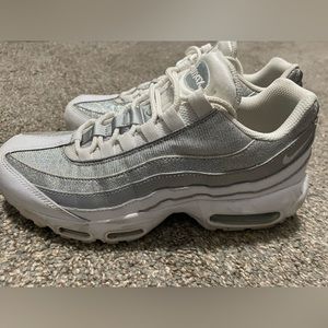 Women’s Nike Air Max 95 DH3857-100 metallic silver and white size 8.5 sold out